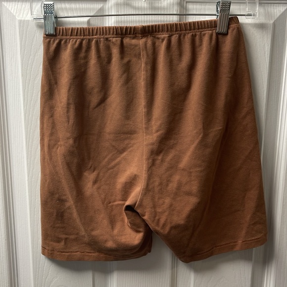 SKIMS Women’s Outdoor Biker Shorts Camel Color Size Medium - Picture 2 of 3